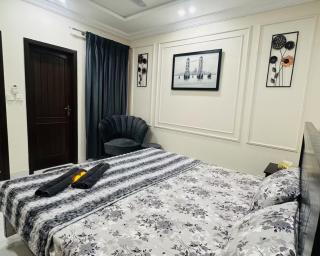 Casa Haven Faisalabad Luxury Family Apartment WiFi Kitchen & Parking - 7