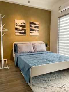 Premier Suites 3BR Condo Pool and Free Parking - 1