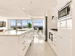 Luxury Living Above the Gold Coast Tallest Tower - 5