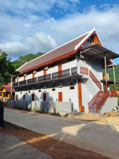Rain forest river view house - 1