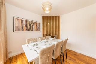 Spacious 5-Bedroom House in Berkshire - Perfect Family Retreat - 1