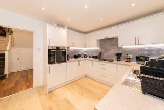 Spacious 4BR Home with Games Room Free Parking - 9