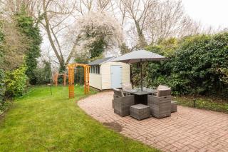 Spacious 4BR Home with Games Room Free Parking - 1