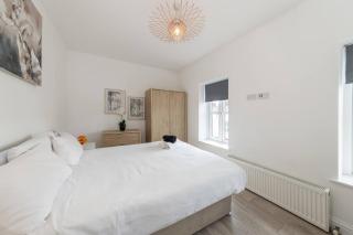 IBEX HOUSE Cozy Modern 2-Bed Flat Free Parking - 1