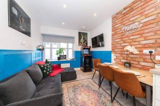 IBEX HOUSE Cozy Modern 2-Bed Flat Free Parking - 0