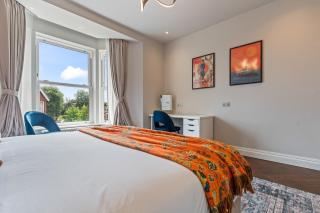 Luxury 8 Bed House with Games Room & Free Parking - 5