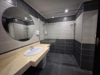 The Queen T Suites Resort - 4