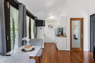 Leafy 1BR Retreat with Pool and Parking in Daisy Hill - 7