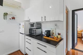 Leafy 1BR Retreat with Pool and Parking in Daisy Hill - 4
