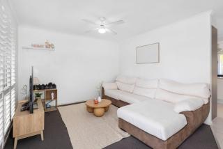 3BR Thornlands Home with Large Yard and Patio - 9
