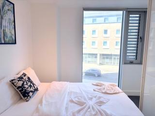 Cozy 2Bed 2Bath, 2 Mins from Tube Station, Sleep 6, BP10 - 8