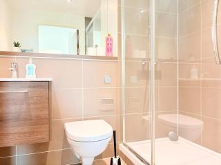 Cozy 2Bed 2Bath, 2 Mins from Tube Station, Sleep 6, BP10 - 4