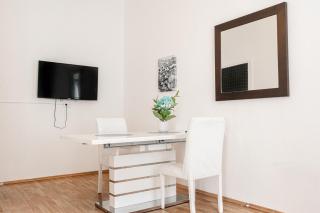 Relaxing 3BR with Living Room Near Belvedere Palace - 2