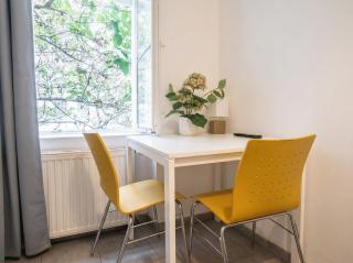 Comfortable 3BR Shared Retreat Next to Belvedere Palace - 7