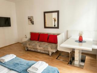 Comfortable 3BR Shared Retreat Next to Belvedere Palace - 9