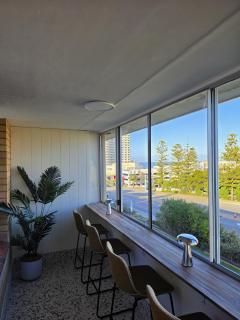 200m to Scarborough Beach - Sunset Views & Ocean Peeks - 0