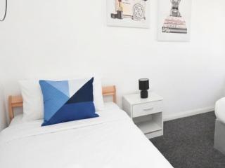 5 Bedroom Sleeps 14 Near University, Cathedral - 1