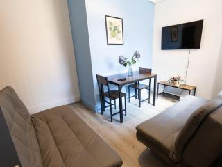 Central 2-BR Middlesbrough | Walk to Station & Uni - 9
