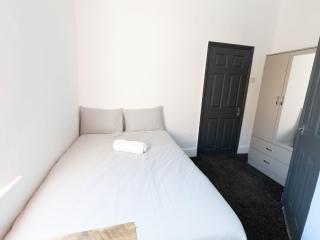 Central 2-BR Middlesbrough | Walk to Station & Uni - 4