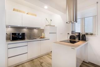 Modern Penthouse Split with Jacuzzi & Terrace - 3