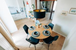 Elegant Central 2-Bedroom Apartment Free Parking & 2 Balconies - 7