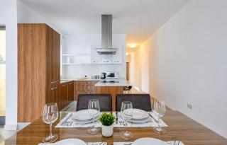 Sliema 3BR Family Apartment near Balluta Bay - Balconies, Cot & High Chair - 5