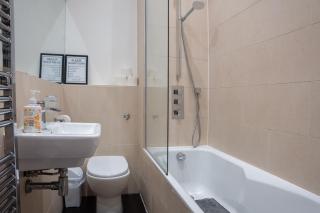 Modern 2-Bed Flat Near Tooting Broadway Station - 9