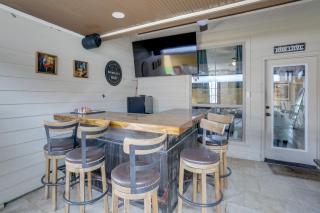 Updated Home w/ Outdoor Entertainment in Gonzales! - 8
