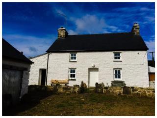 Ffynnonau - Newport, Pembrokeshire, set in a secluded spot at the foot of Carn Ingli - a beautifully curated, three-bedroom 1840 farmhouse - 2