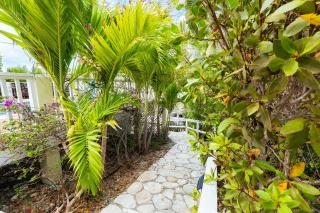Island Studio with Pool Access, Porch & Workspace - 7