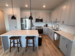Luxury Townhouse with amenities 5 min to UCO - 7