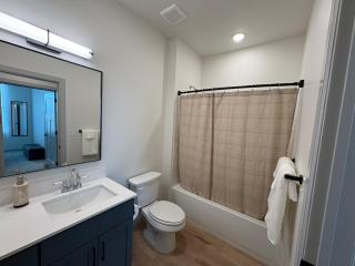 Luxury Townhouse with amenities 5 min to UCO - 1