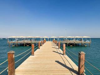 Beachside Chalet Steps from Einbay Beach - 1