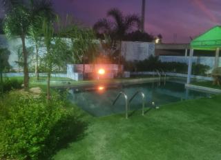 Espace vert avec logement familial et piscine privée terrasse - 5