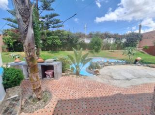 Espace vert avec logement familial et piscine privée terrasse - 4