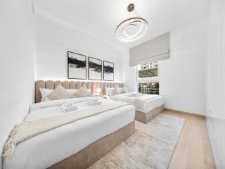 Modern and Spacious 4BR Retreat at Water's Edge Yas Island - 9