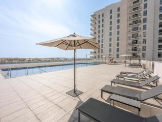 Modern and Spacious 4BR Retreat at Water's Edge Yas Island - 5