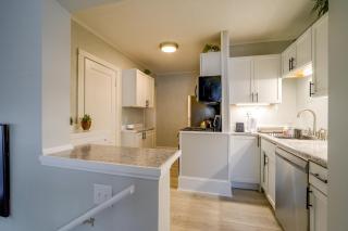 Near Hospitals & Colleges! Stylish St Paul Apt - 3