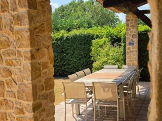 Provençal farmhouse and pool - 4 bedrooms - up to 10 people - 9