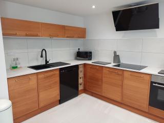 Detached Cottage in heart of Castle Donington with private parking - 4
