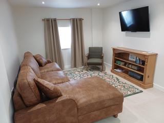 Detached Cottage in heart of Castle Donington with private parking - 9