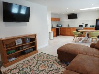 Detached Cottage in heart of Castle Donington with private parking - 2