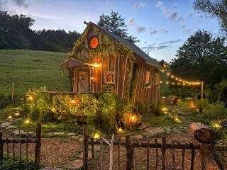 Fairytale Crooked Cabin-Hot Tub-Sleeps 2-4-Near RRG-Couples Retreat-Pet Friendly - 0