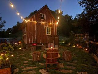 Fairytale Crooked Cabin-Hot Tub-Sleeps 2-4-Near RRG-Couples Retreat-Pet Friendly - 1