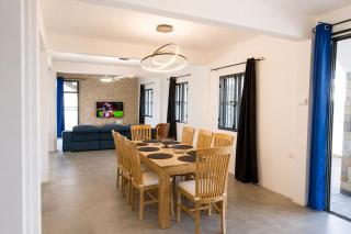 Luxury 4BR Villa with Private Pool Sleeps 9 - 5