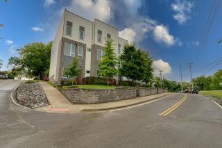 Unforgettable Townhome-Close to Broadway-10 Beds! - 3