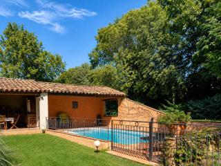 Provençal farmhouse and pool - 4 bedrooms - up to 10 people - 3
