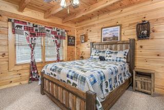 Smoky Mtn Lake Escape Hot Tub Sleeps 7 - 6
