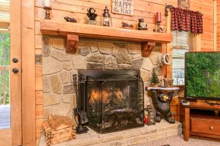 Smoky Mtn Lake Escape Hot Tub Sleeps 7 - 4
