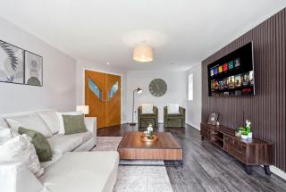 Luxury Stay, 7bed 4bath with Games Room & Parking - 1